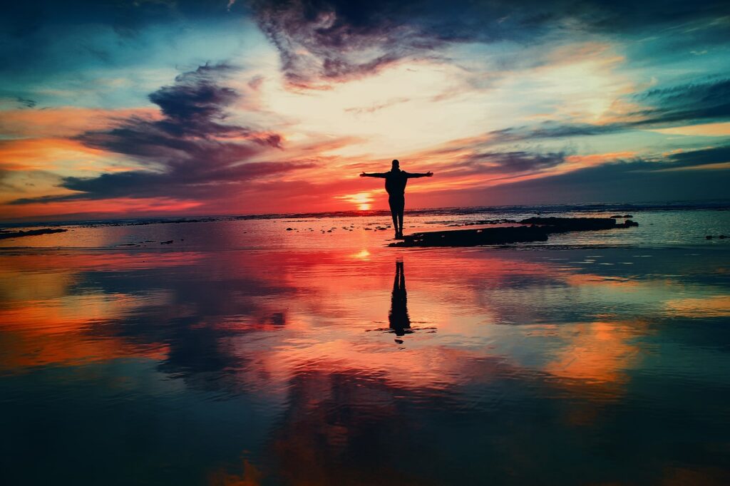 Dlaczego silne kobiety najczęściej cierpią w ciszy? Droga do wolności. ocean, sunset, person, nature, silhouette, freedom, seo, beach, dawn, dusk, twilight