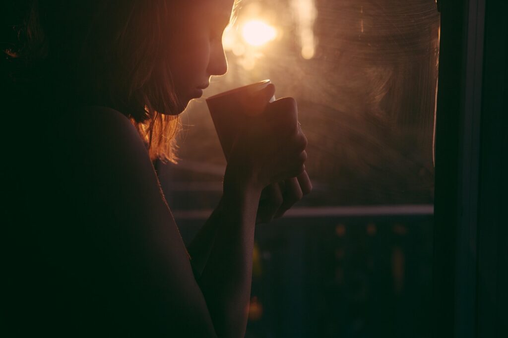 Kim jesteś, gdy przestajesz spełniać oczekiwania innych? girl, nature, drinking, tea, coffee cup, sunset, sad woman, young, woman, sipping