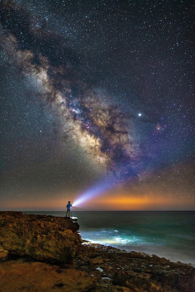 Czy hipnoterapia regresyjna działa? Moje wnioski po 7 latach praktyki. milky way, human, starry sky, star, night sky, coast, atmosphere, nature, sky, mystical, light, ray of light, lamp, flashlight